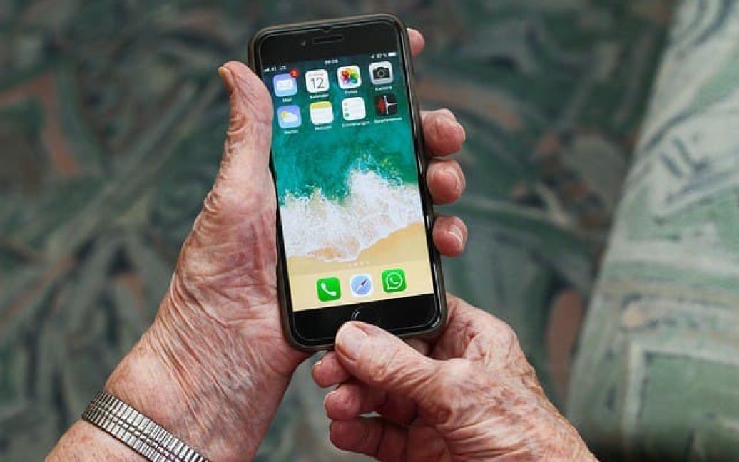 Вакцинированные украинские пенсионеры бесплатно получат смартфоны – Зеленский ➤ Главное.net