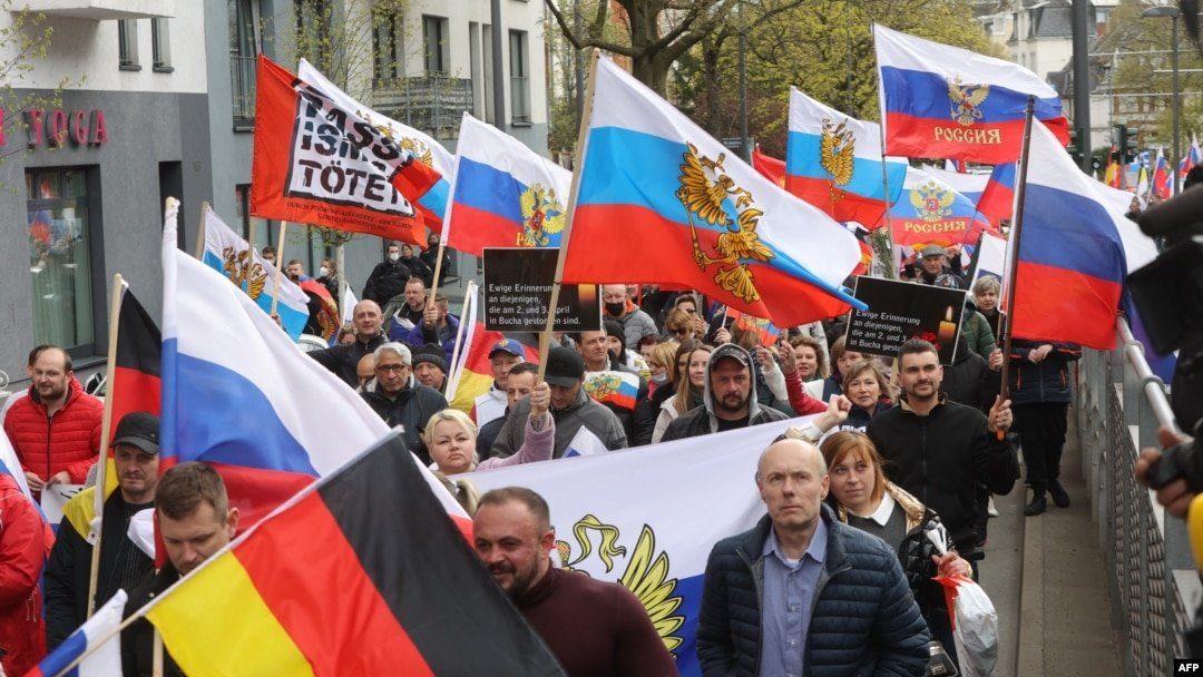 Путинисты в Германии вышли на марш и стали посмешищем