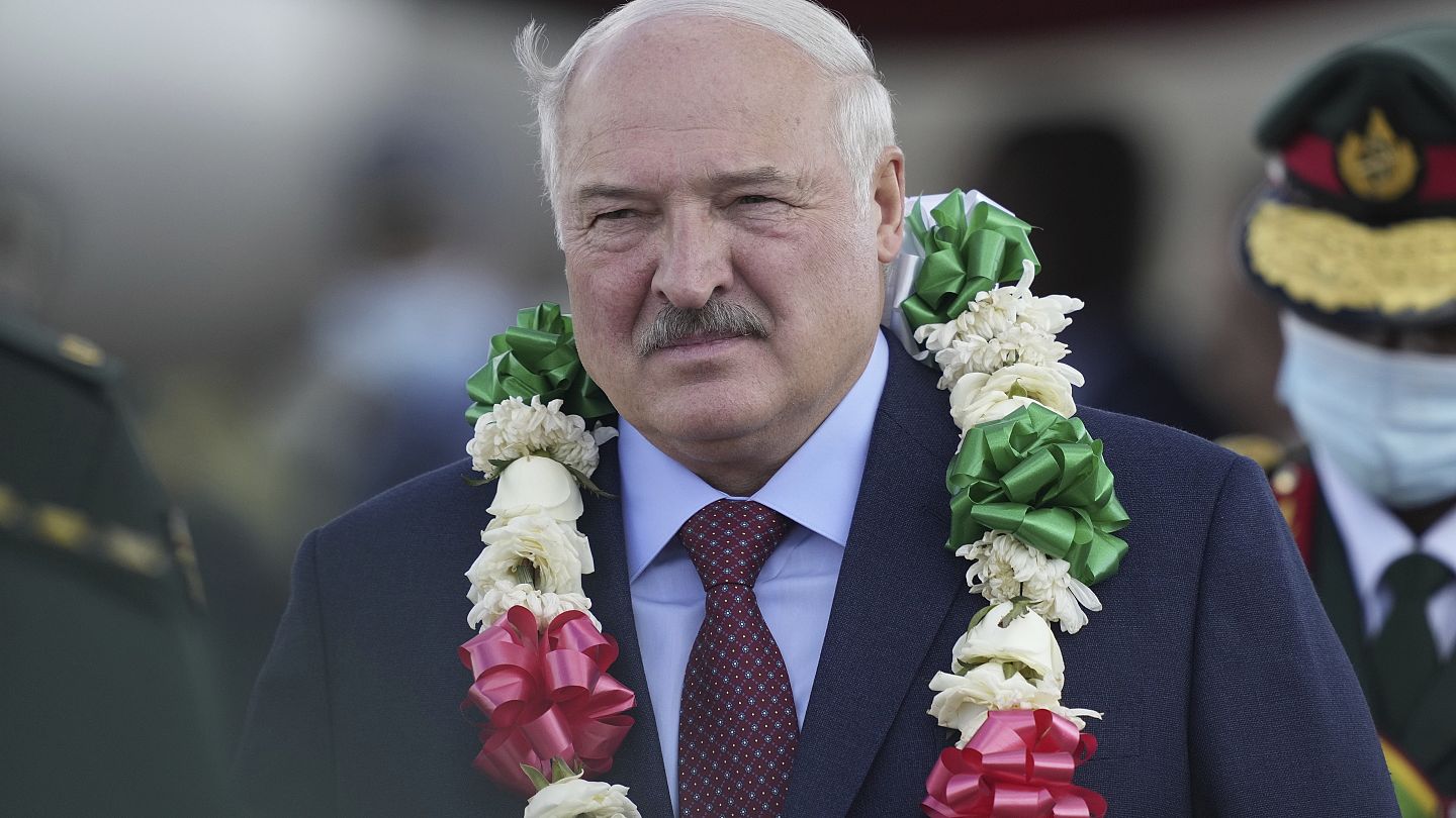 Лукашенко завершил визит в Зимбабве: к трапу его провожал козел ➤ Prozoro.net.ua