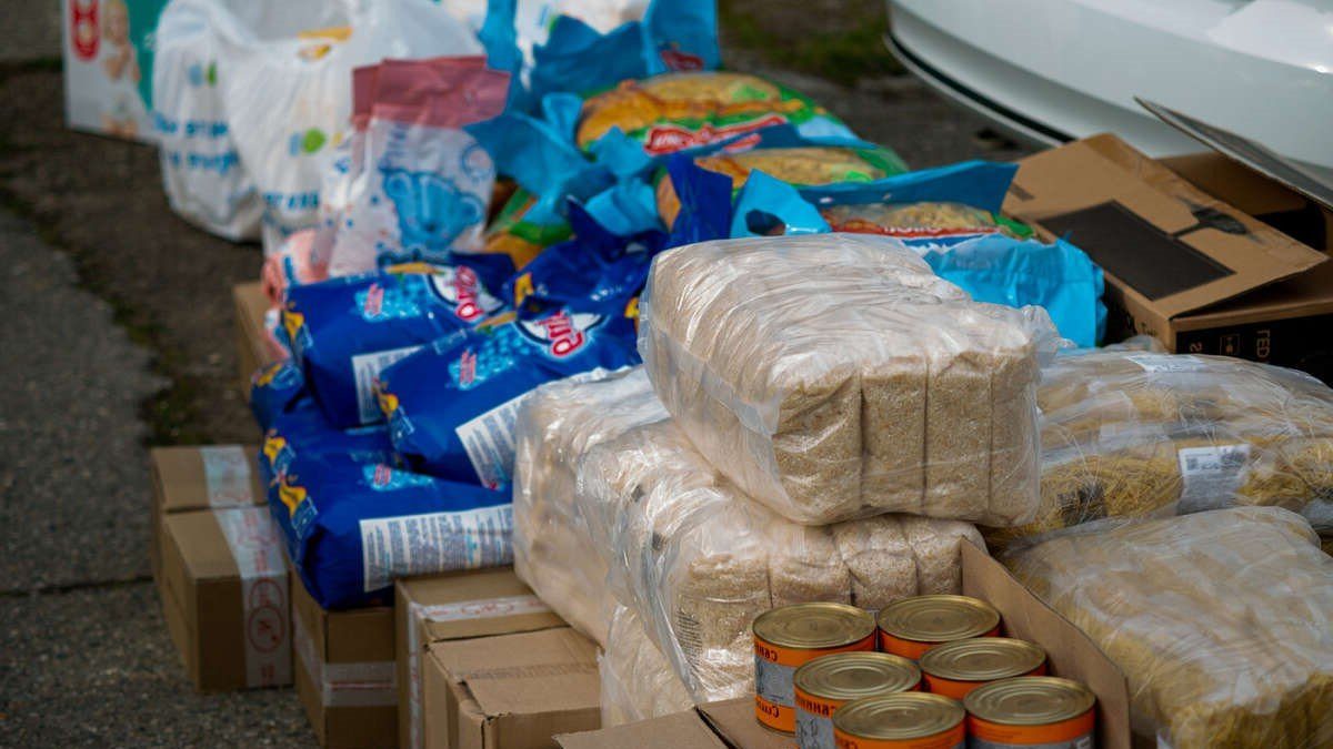 Украинцам подсунули в гуманитарке опасную еду: что было