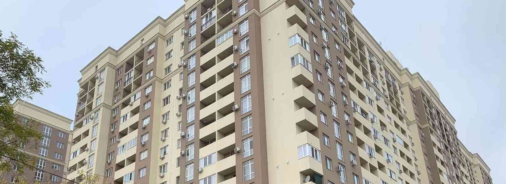 В Одессе пара выпала с 14-го этажа жилого дома