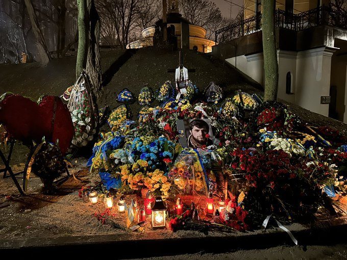Записку, від якої мурашки по шкірі, знайшли на могилі “Да Вінчі”