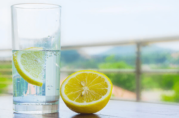 Цікавий експеримент: дівчина розповіла про 5 головних змін у здоров’ї після того, як протягом місяця щодня вживала воду з лимоном ➤ Prozoro.net.ua