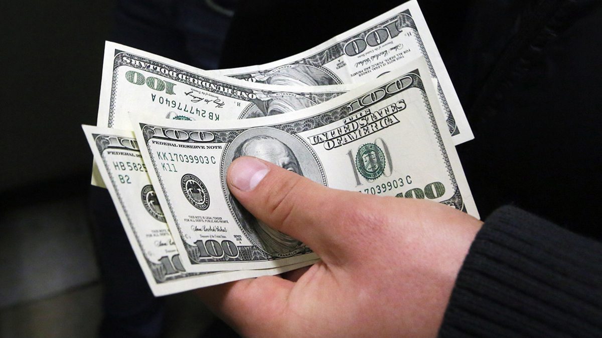 В обменниках Украины отказываются принимать доллары: какие купюры