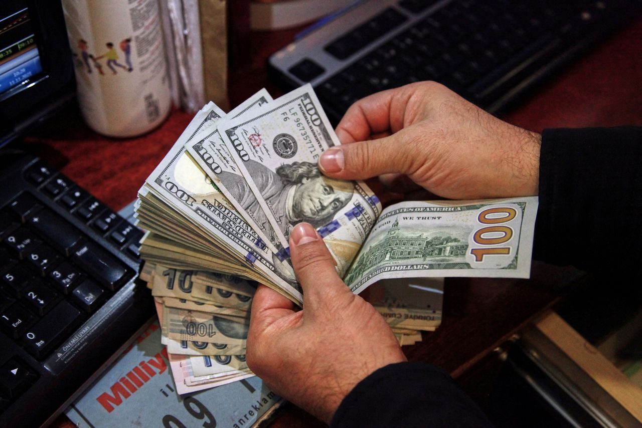 В обменниках Украины отказываются принимать доллары: какие купюры