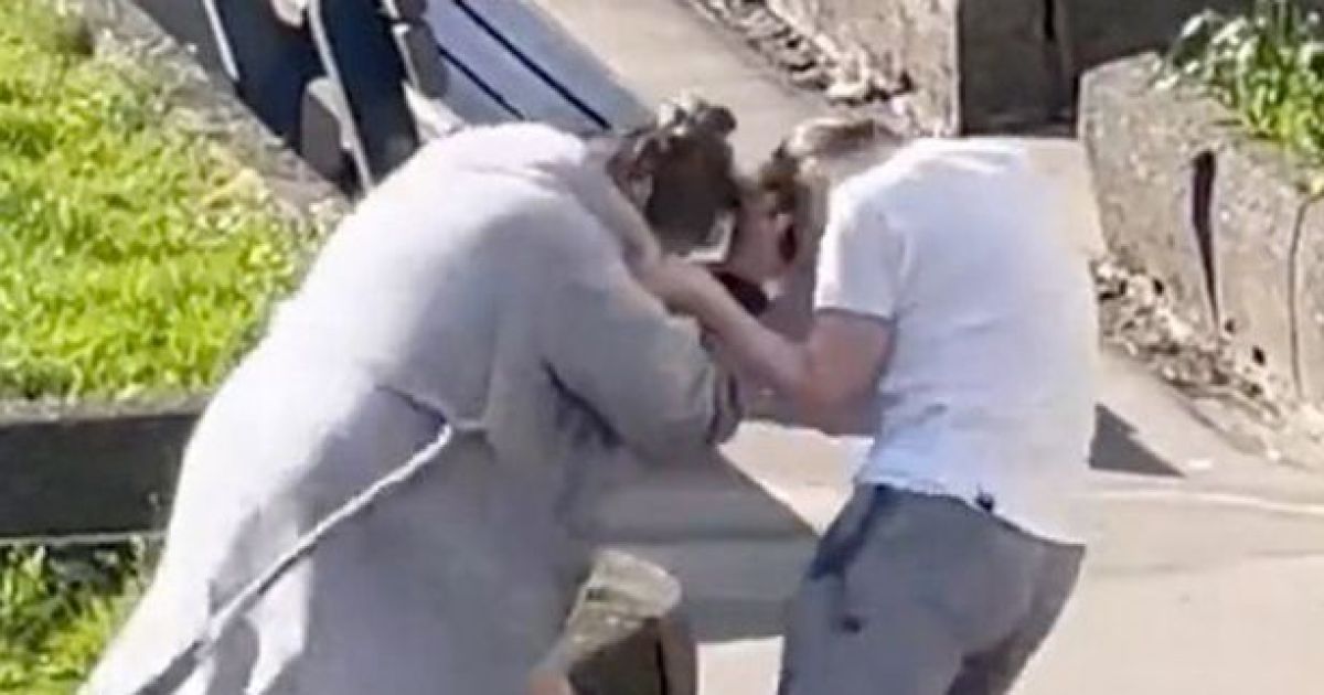 Женщина “потеряла” штаны и трусы во время драки с соседкой: видео ➤ Prozoro.net.ua