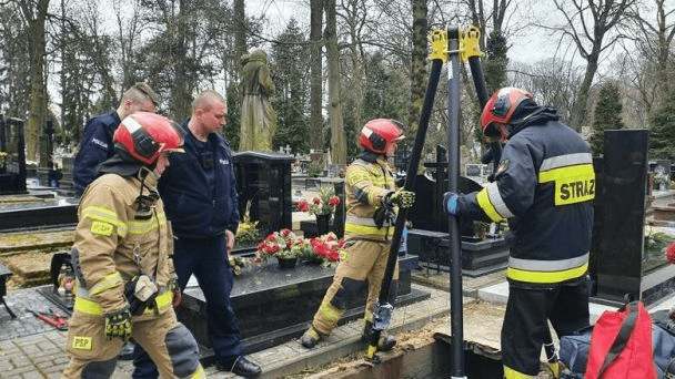 На цвинтарі у Польщі жінка почула благання про допомогу з могили 3 На цвинтарі у Польщі жінка почула благання про допомогу з могили