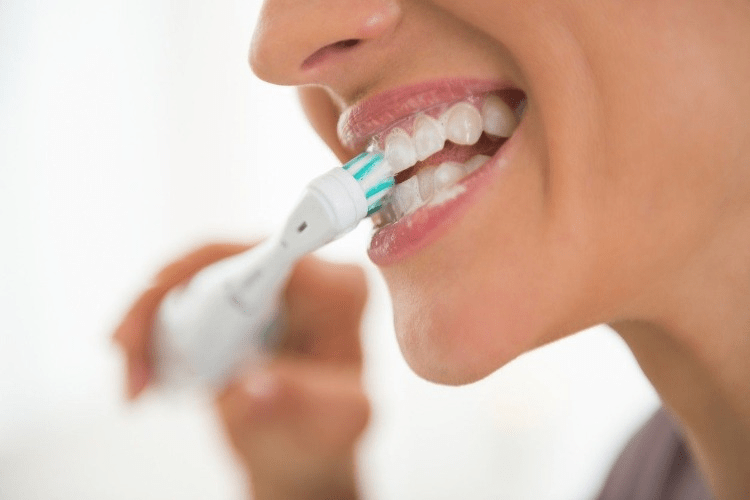 Чому не варто мочити зубну щітку перед чищенням