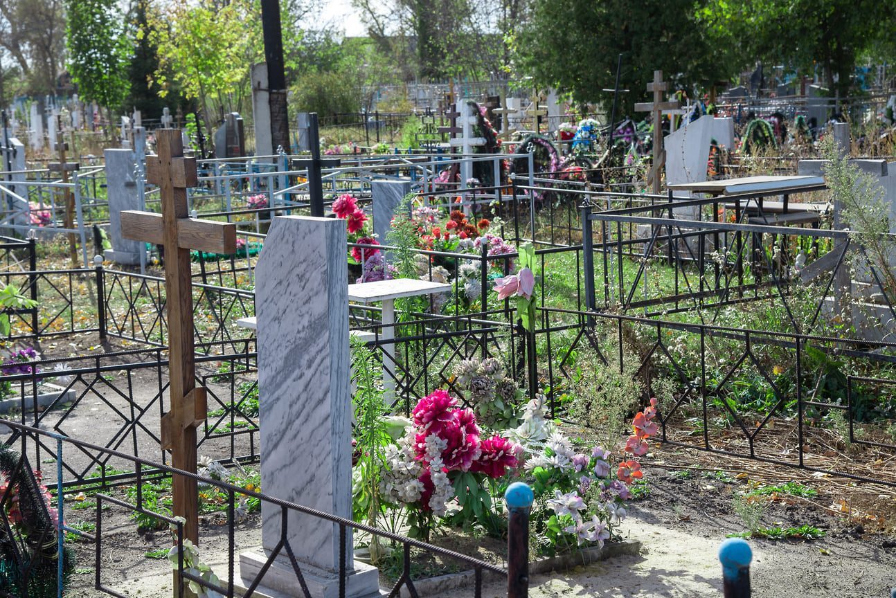 До праздника или после: когда убирают на кладбище перед Пасхой 2023 года ➤ Prozoro.net.ua