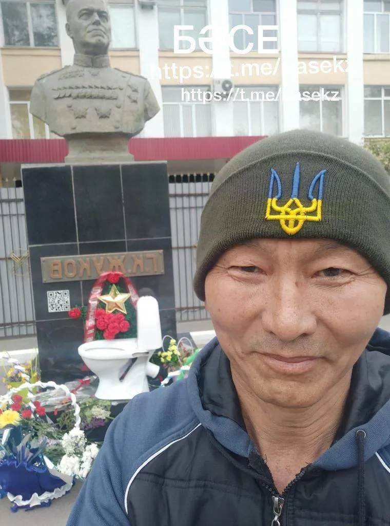 Росіяни в істериці: що зробив казах із тризубом на шапці 9 травня