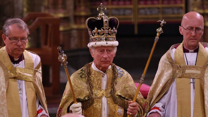 На коронації Чарльза ІІІ помітили загадкову постать у чорному плащі (відео)