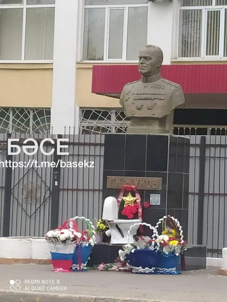 Росіяни в істериці: що зробив казах із тризубом на шапці 9 травня