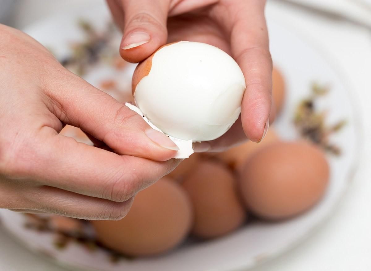 Скорлупа сама отделится: как очистить вареное яйцо за 3 секунды