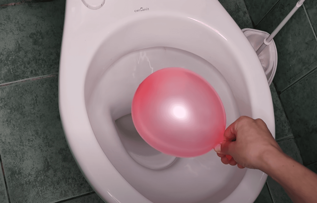 Навіщо повітряну кульку засовують в унітаз: розкрито секрет ➤ Prozoro.net.ua