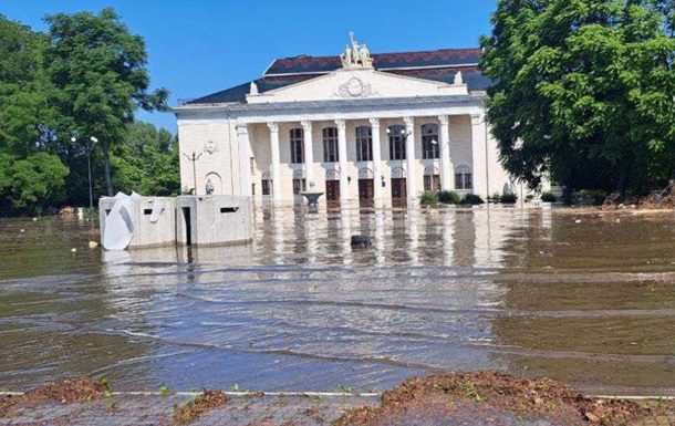 Нова Каховка пішла під воду: затоплено вулиці, а лебеді плавають у центрі міста (відео)