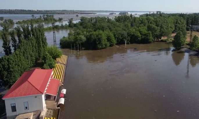 Нова Каховка пішла під воду: затоплено вулиці, а лебеді плавають у центрі міста (відео)
