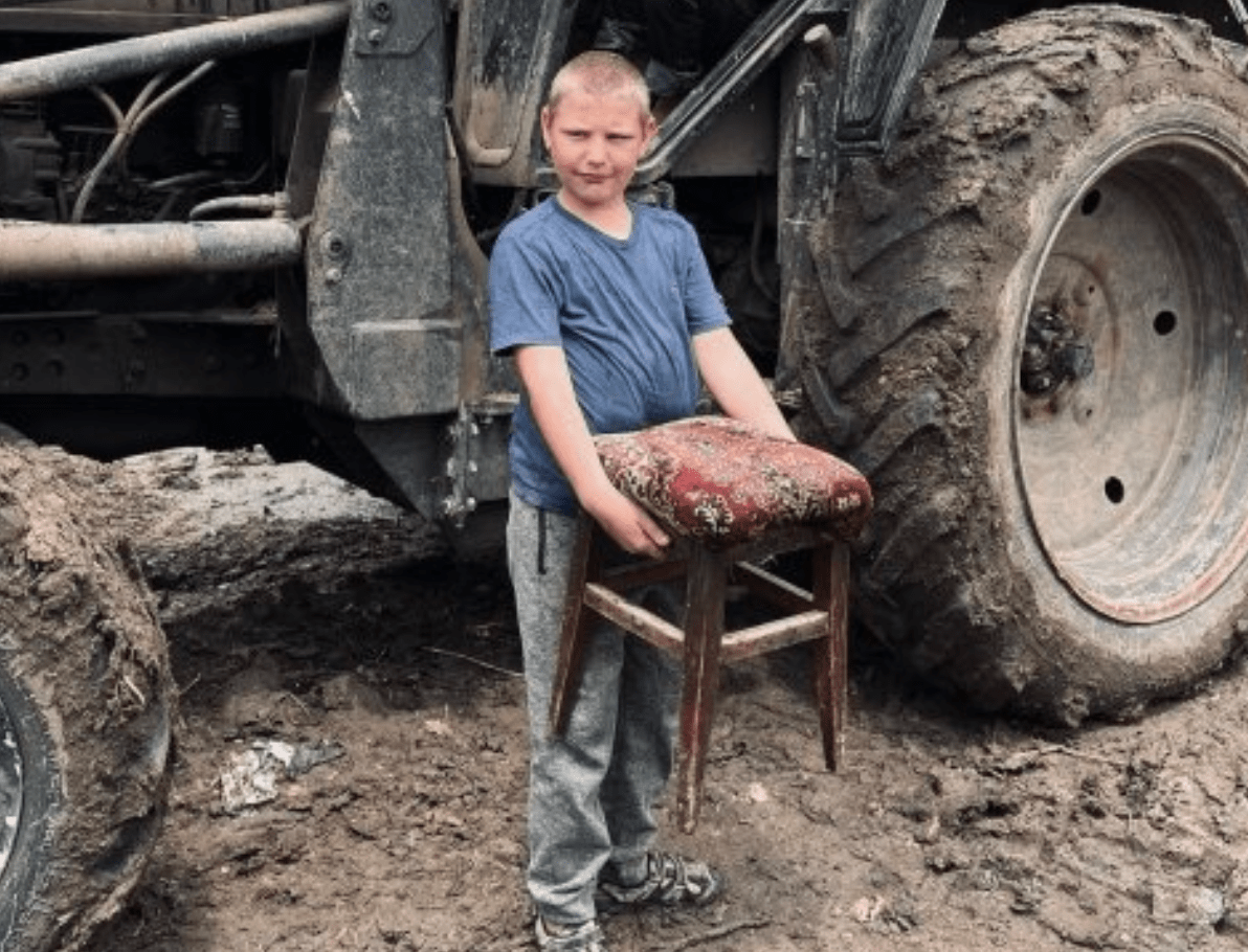 Мальчик из-под Херсона показал смытый наводнением дом ➤ Prozoro.net.ua