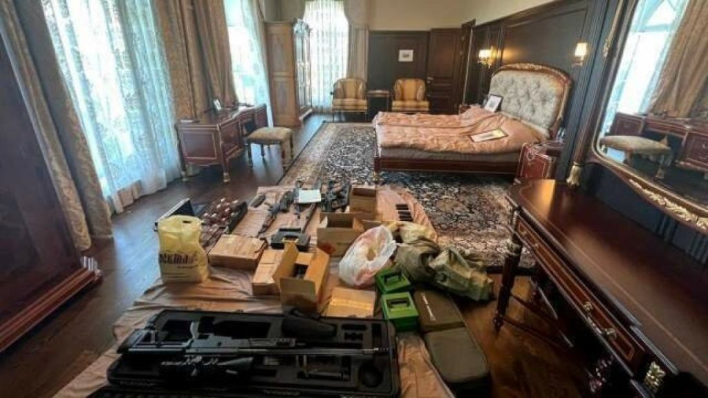 Слитки золота, парики, оружие : кадры обыска особняка Пригожина 5 Слитки золота, парики, оружие : кадры обыска особняка Пригожина