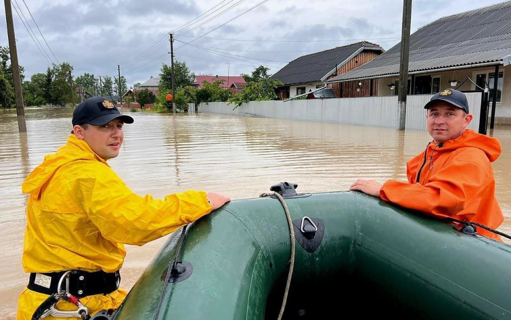 Прикарпаття затопило: людей евакуюють через повінь (фото, відео) ➤ Prozoro.net.ua
