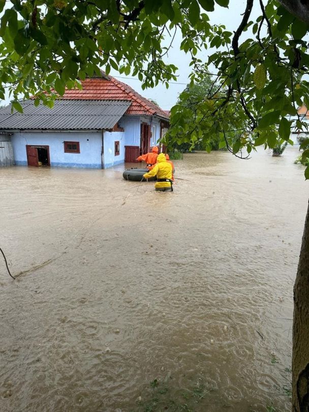 Прикарпаття затопило: людей евакуюють через повінь (фото, відео)