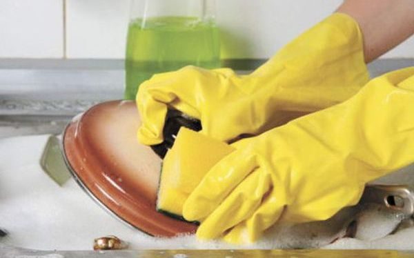 Відмити посуд в холодній воді допоможе суха гірчиця: як це працює