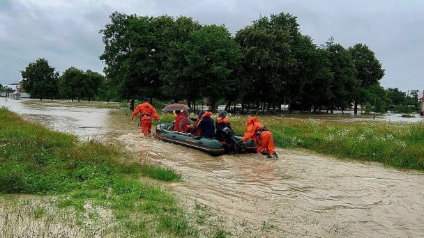 Прикарпаття затопило: людей евакуюють через повінь (фото, відео)