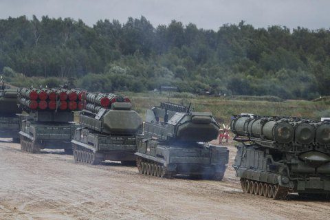 Російські війська з технікою виходять з Мелітополя