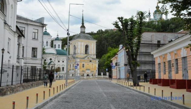 У Києві жінка посадила дітей на повідок під час прогулянки: відео шокувало мережу