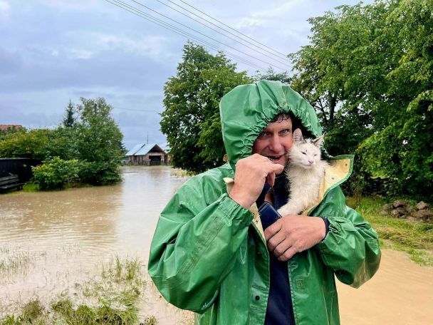 Прикарпаття затопило: людей евакуюють через повінь (фото, відео)