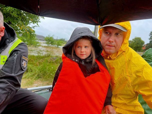Прикарпаття затопило: людей евакуюють через повінь (фото, відео)