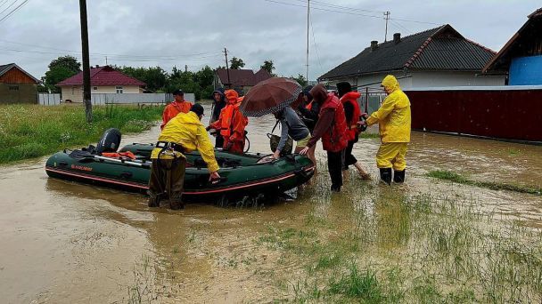 Прикарпаття затопило: людей евакуюють через повінь (фото, відео)