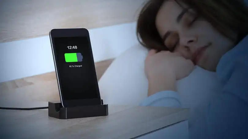 Чому телефон не варто заряджати на ліжку ➤ Prozoro.net.ua