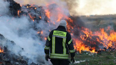 Под Киевом произошел мощный пожар: в небе густой черный дым (видео)