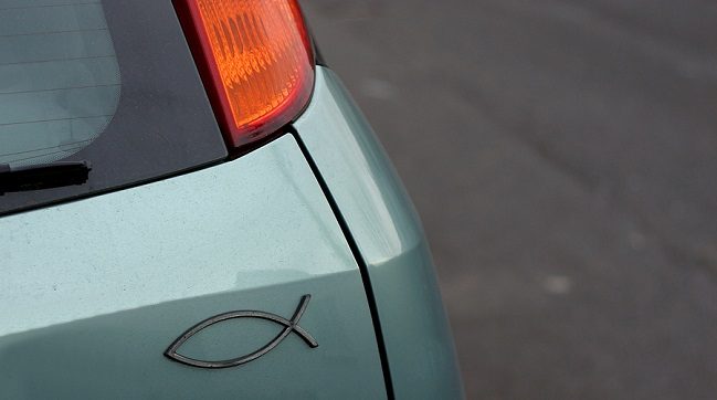 Для чего водители наносят знак рыбки на автомобили