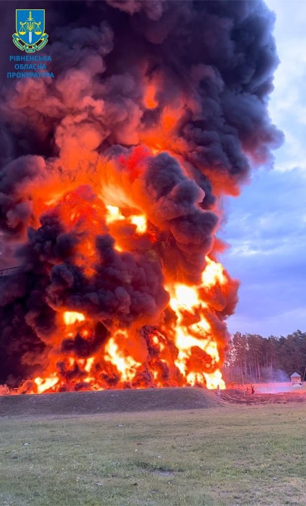 Нічний удар по нафтобазі на Рівненщині: з'явилися нові фото