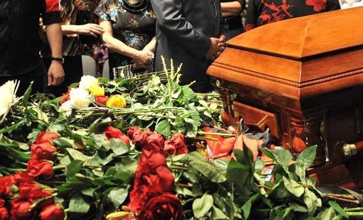 Нужно ли целовать покойника в гробу: мнение церкви и медиков ➤ Prozoro.net.ua