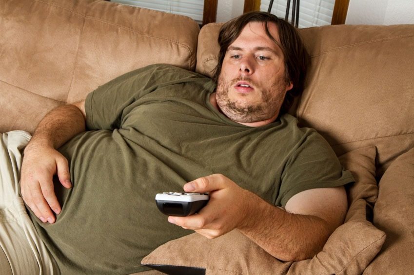 Не лягайте на диван: 3 речі, які не можна робити одразу після їжі