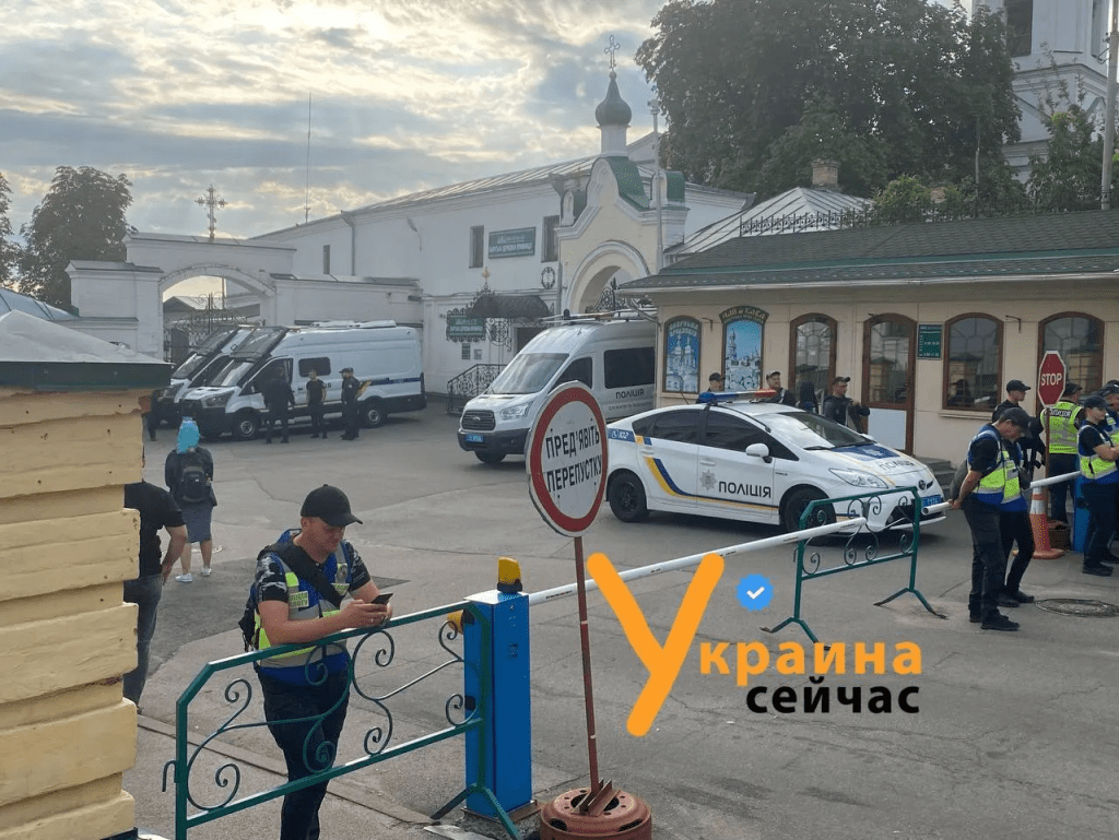У Києво-Печерській лаврі перекрито усі входи, багато поліції 3 У Києво-Печерській лаврі перекрито усі входи, багато поліції