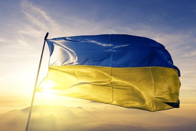 На Росії біля ФСБ замайорів величезний український прапор: відео