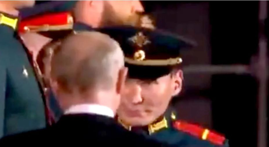 Путин наградил своего двойника: видео