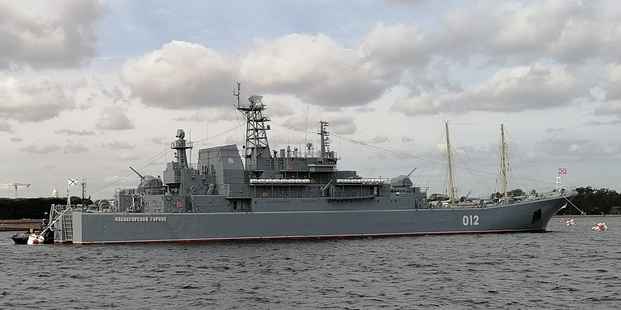 У Чорному морі почав тонути десантний корабель росіян: відео