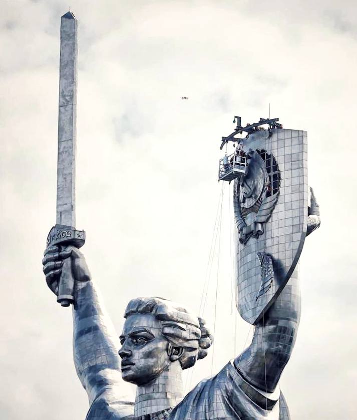 На монументі “Батьківщина-мати” знайшли ще один символ СРСР: фото