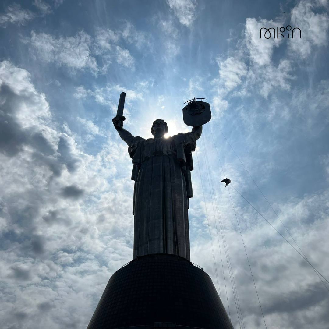 На монументі “Батьківщина-мати” знайшли ще один символ СРСР: фото