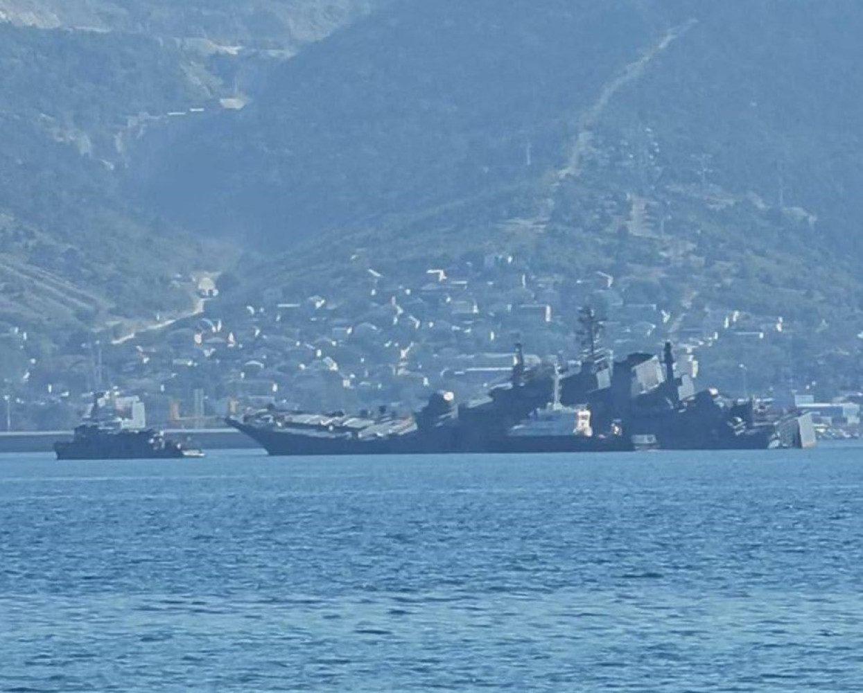 У Чорному морі почав тонути десантний корабель росіян: відео
