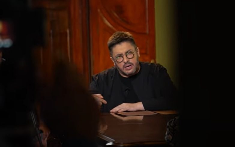 Ведучий Суханов розплакався, коли згадав про матір: відео