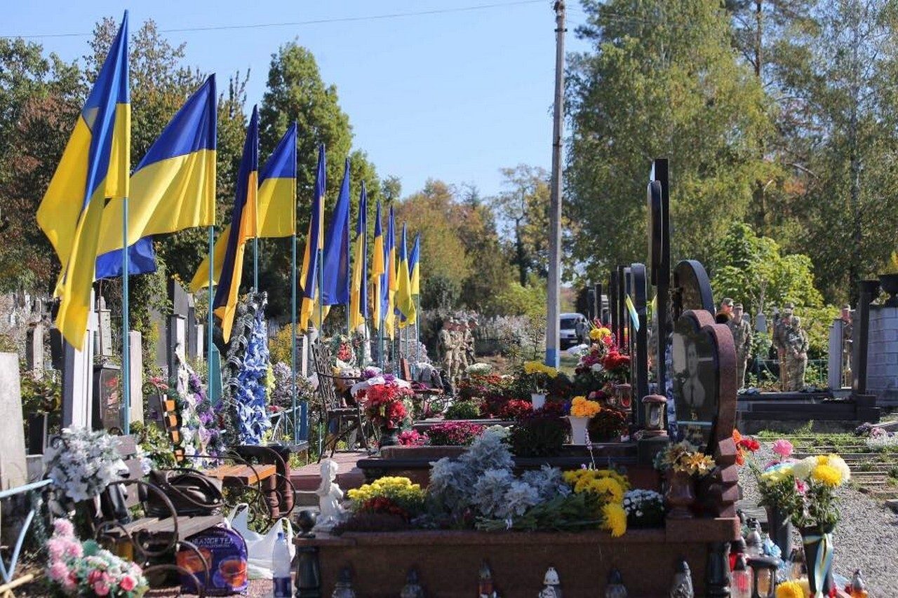 Свекруха вкрала з могили військового квіти, щоб подарувати невістці