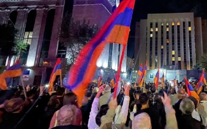 “Будь ты проклята, империя зла”: в Ереване рвут паспорта РФ ➤ Prozoro.net.ua