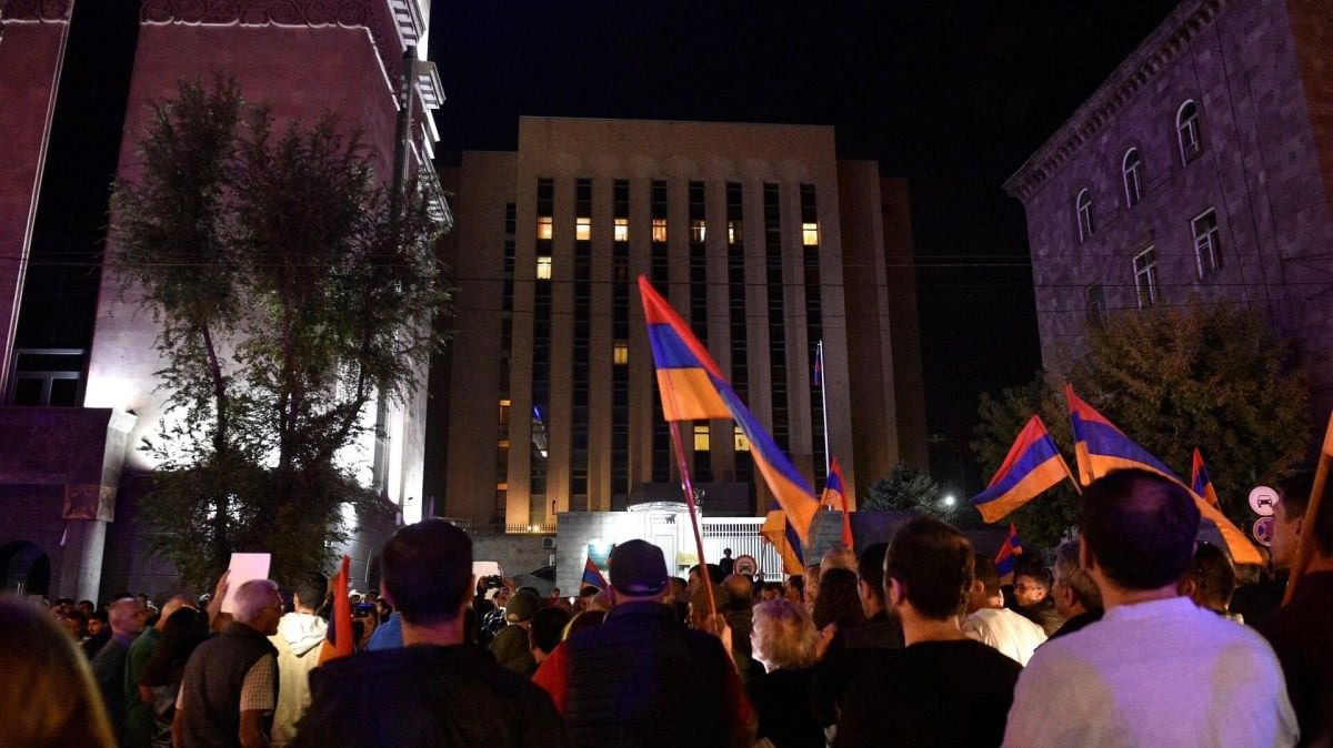 «Будь ты проклята, империя зла»: в Ереване рвут паспорта РФ