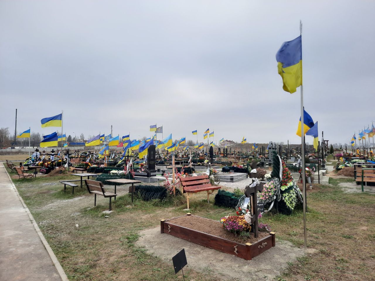 Свекруха вкрала з могили військового квіти, щоб подарувати невістці ➤ Prozoro.net.ua