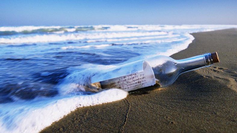 На пляж в Одеській області викинуло пляшку з посланням: фото